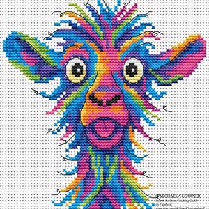 Op de afbeelding: Een kleurrijk kruissteekpatroon van een lama-gezicht. De lama heeft een levendige mix van blauwe, roze, oranje en groene draden. De tong van de lama steekt uit en de ogen zijn groot en expressief. De achtergrond is wit met een rasterpatroon.