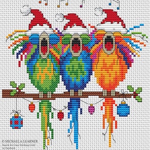 Può includere: Design a punto croce con tre pappagalli canori con cappelli di Babbo Natale, appollaiati su un ramo. I pappagalli sono verdi, blu e arancioni, con piume arcobaleno. Ornamenti natalizi sono appesi. Note musicali sopra.