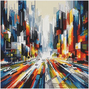 Puede incluir: Un bordado de punto de cruz colorido de un paisaje urbano con edificios altos en tonos azules, naranjas y grises. La perspectiva muestra una carretera con coches en movimiento, y el cielo es de color beige claro. La obra está firmada por Michaela Learner.