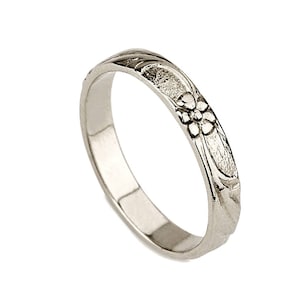 Thin 14k Gold flower Wedding Band ring,  gold wedding ring ,Vintage women wedding ring, flower engraved band, floral women gold ring