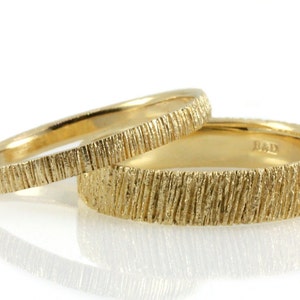Conjunto de alianças de casamento para ele e para ela, texturizadas com casca de árvore rústica martelada 14k, estilo orgânico gravado, alianças de casamento de ouro para homens e mulheres, feitas à mão