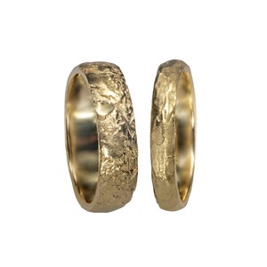 Conjunto de alianças de casamento rústicas e cruas para casais, conjunto de alianças de casamento para ele e para ela em ouro maciço de 14 quilates, anéis semicirculares de estilo orgânico