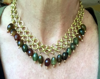 collier ras du cou large en laiton avec perles d'agate couleur récolte de vert, marron, rouge.