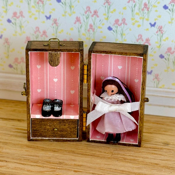 VINTAGE Artisan-Made Miniature Toy Doll Case with Doll for 1:12 Scale Dollhouse, Dollhouse Miniature Decoration with Furniture, 1/12 Toys