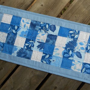 Chemin de table matelassé bleu et blanc, dessus de table patchwork à motifs floraux, décoration de buffet pour cuisine et salle à manger