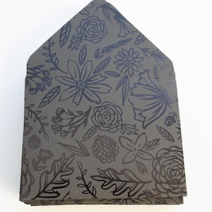 Envelope floral preto sobre preto, envelopes para gorjetas, salão de beleza, gorjetas para salão de cabeleireiro, gorjetas, pequenos envelopes de agradecimento, monocromáticos, flores, dinheiro