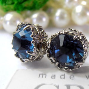 Orecchini a perno in filigrana di platino fatti a mano con cristalli blu zaffiro scuro del Montana, perno forato Art Déco, regalo di compleanno per donna