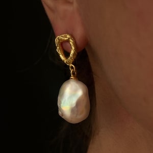 Orecchini pendenti con perle barocche: borchie in argento sterling riempito d&#39;oro