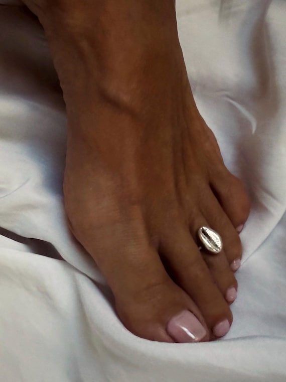 Silver puka shell toe ring