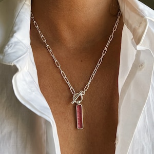 Collier chaîne barre en forme de tourmaline rose, collier trombone avec pendentif en cristal