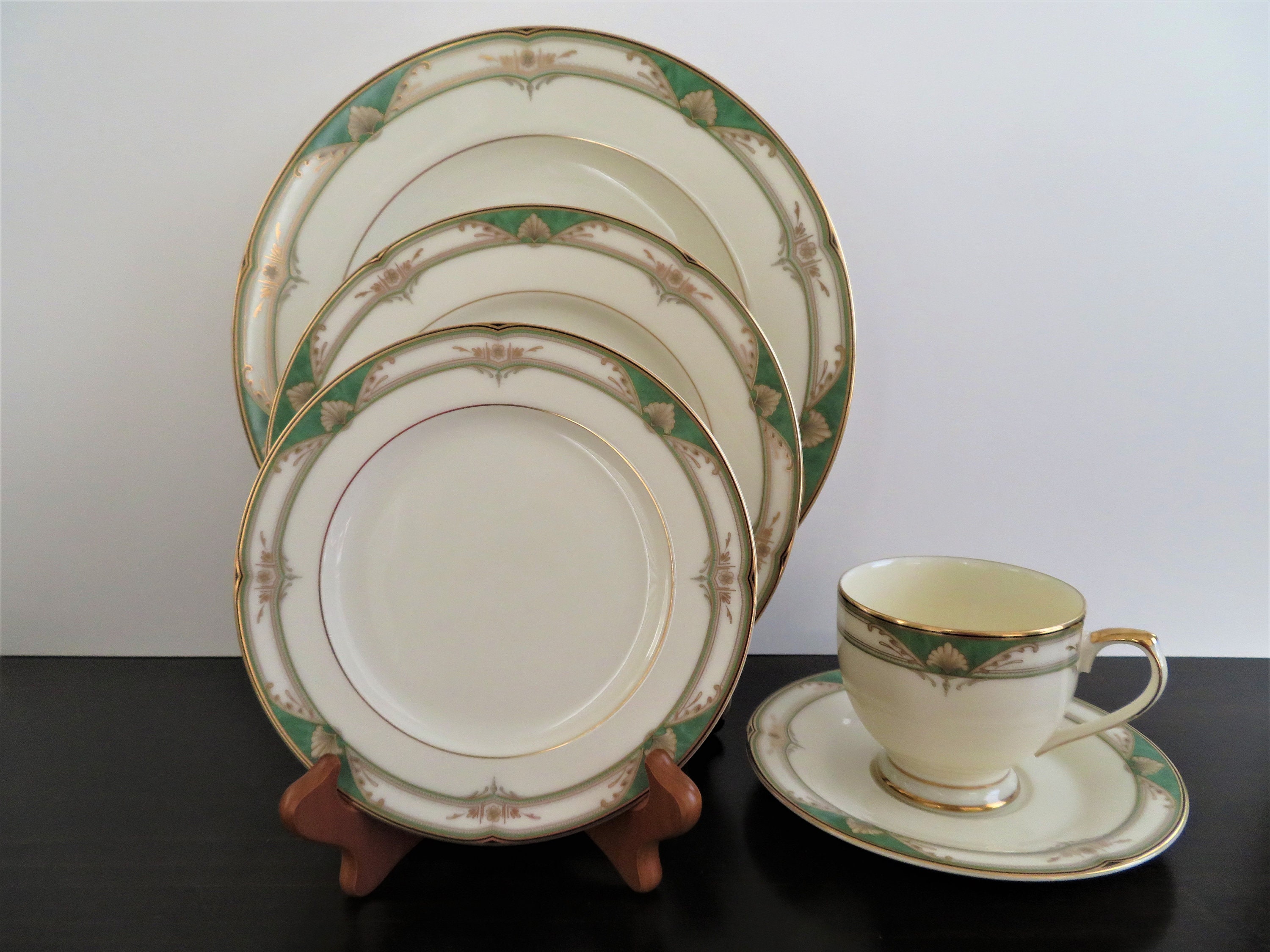 Crown regal top dinner set
