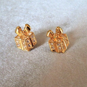 Avon Christmas Holiday Goldtone Rhinestone Present Package Post Stud Earrings Vintage 1980s