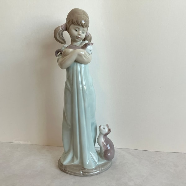 Lladro Girl With Cats, Don’t Forget Me Collectible Figurine # 5743 Handmade by Juan Huerta, Valencia, Spain, Vintage 1990s