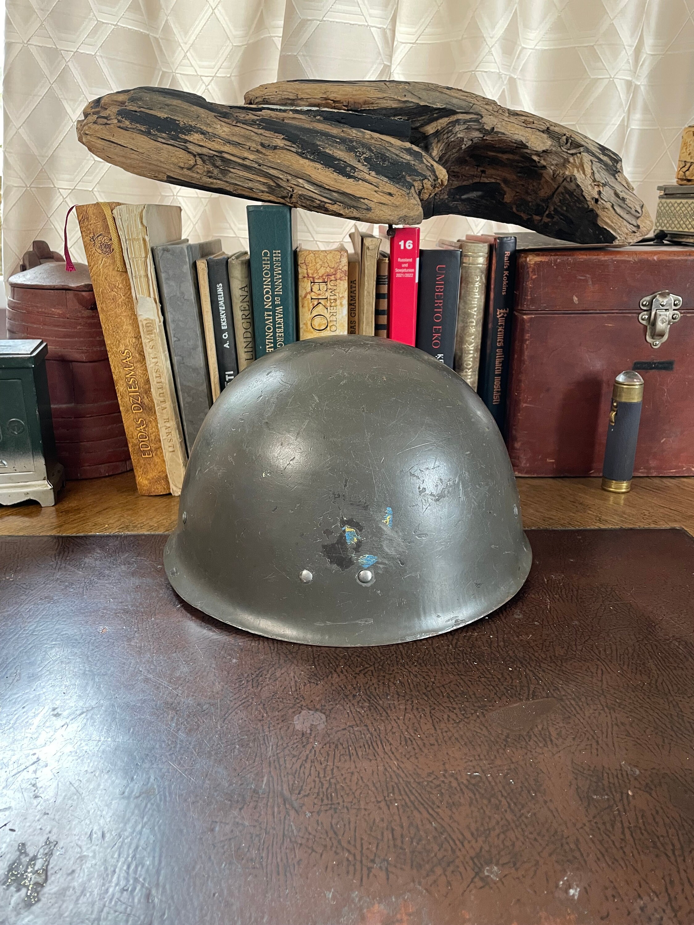 ビンテージのスウェーデン軍ヘルメット。古いスチールヘルメット