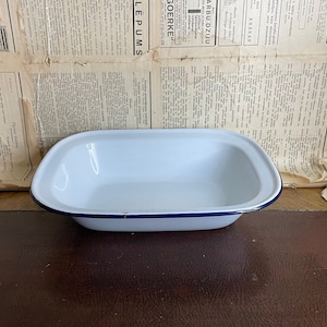 Vintage Falcon Hong Kong Made Enamel Bowl. Vintage pie dish.