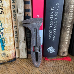 Kleiner Retro Schraubenschlüssel. Rostiger Mini-Schraubenschlüssel