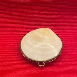 Retro seashell jewelry box