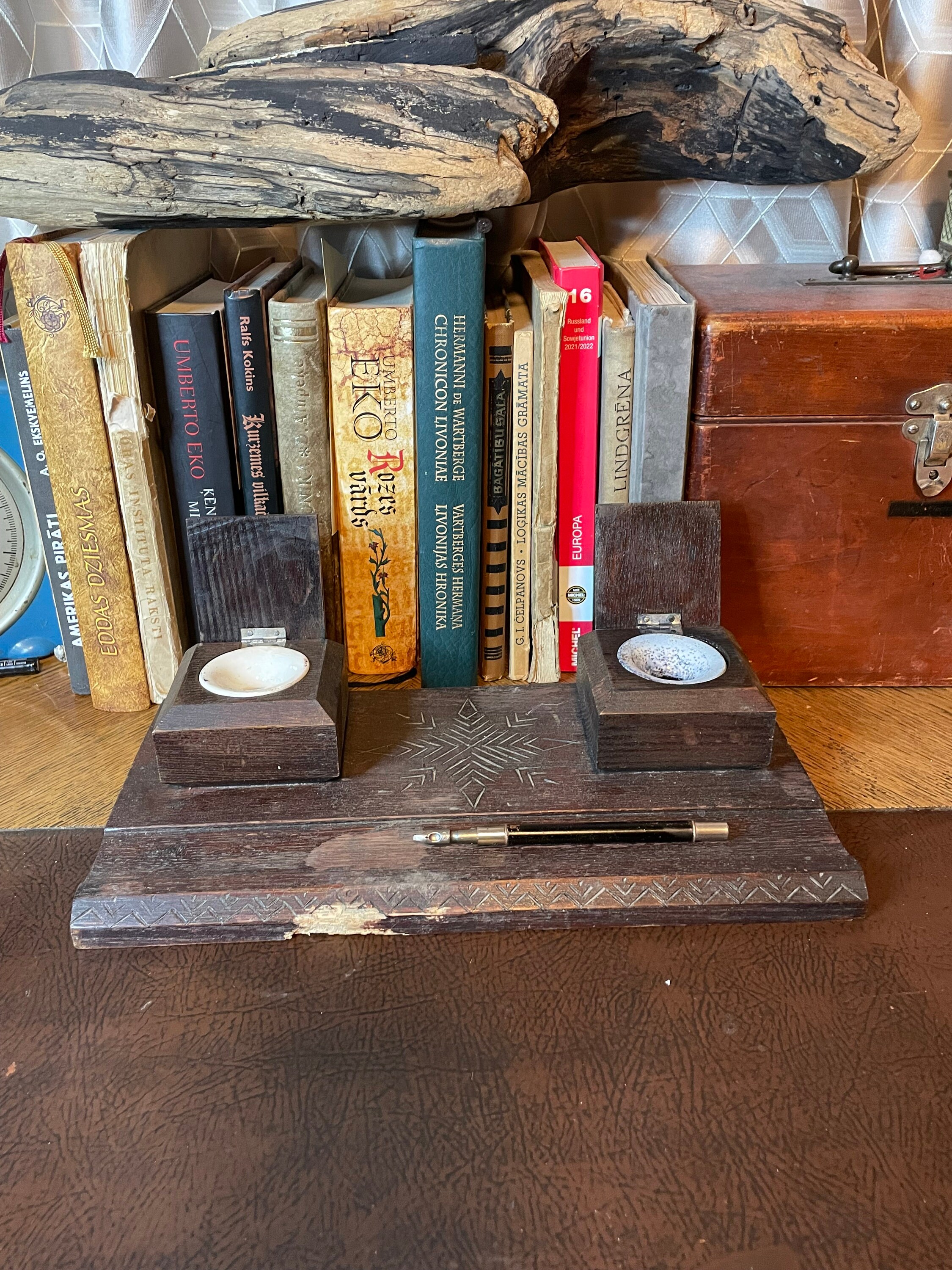 国民的ロマンチックな装飾が施されたレトロな木製インクスタンド