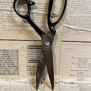 Vintage tailor&#39;s scissors.