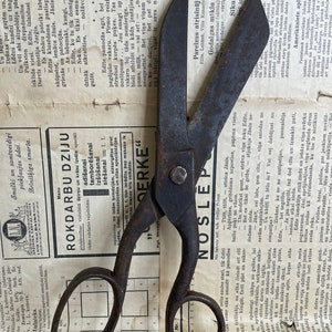 Vintage roestige massieve kleermakersschaar. Oude schaar.
