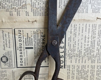 Vintage rusty massive tailor&#39;s shears. Old scissors.