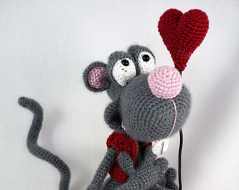 Amigurumi Pattern - Roberto the Romantic Rat - English Version