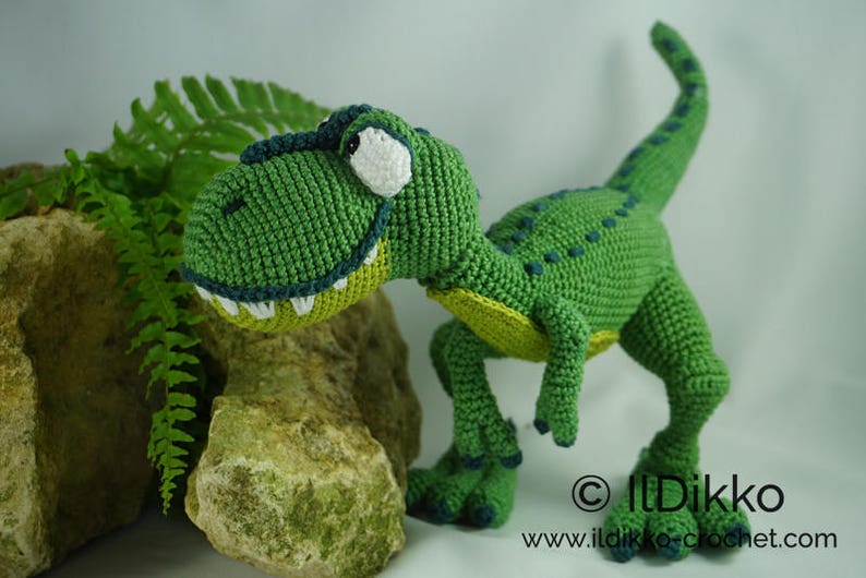 Схема амигуруми динозавров. Динозаврик t Rex Amigurumi. Динозавр Тирекс вязаный крючком. T-Rex амигуруми. Динозавр Бенито крючком.