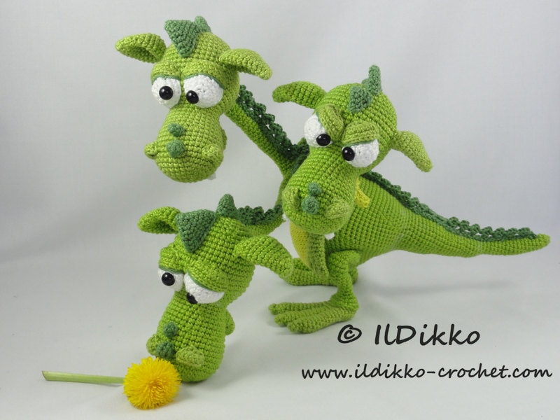Змей горыныч амигуруми схема. Игрушки от ILDIKKO. Игрушки крючок дракон трехголовый. Трехголовый дракон крючком. Трехголовый дракон вязаный крючком.