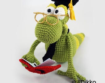 HEMINGWAY the Bookworm – Amigurumi Crochet Pattern PDF by IlDikko
