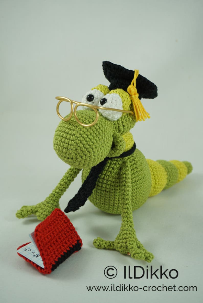 Amigurumi Pattern Hemingway the Bookworm image 1