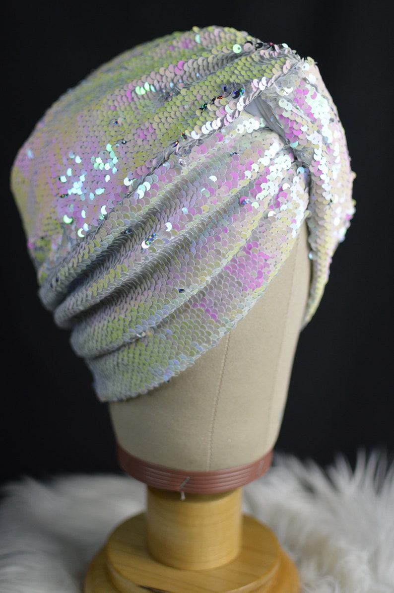 Turban torsadé à paillettes blanches image 1