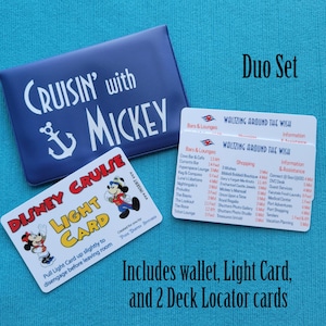 Puede incluir: Una cartera azul con el texto "Cruisin' with Mickey" y un dise&ntilde;o de ancla. La cartera incluye una tarjeta de luz con un dise&ntilde;o de Mickey Mouse y dos tarjetas de localizaci&oacute;n de cubierta con el texto "Waltzing Around the Wish".