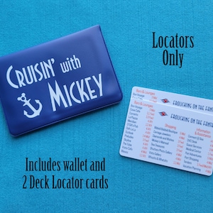 Puede incluir: Una cartera azul con el texto "CRUISIN' with MICKEY" y un s&iacute;mbolo de ancla. La cartera incluye dos tarjetas blancas de localizaci&oacute;n de cubierta para un crucero. Las tarjetas tienen el texto "FROLICKING ON THE FANTASY" y enumeran varias ubicaciones en el barco, incluidos bares, salones, tiendas e informaci&oacute;n.