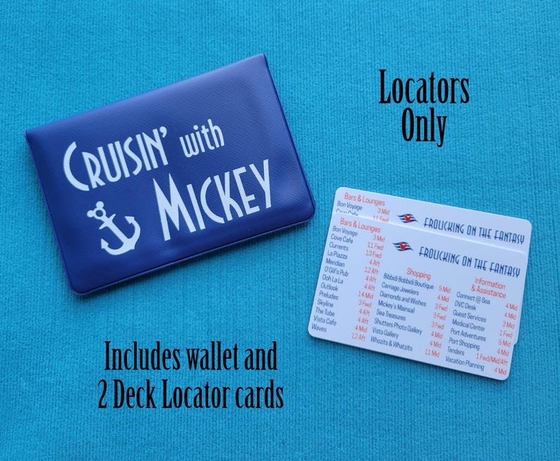 Puede incluir: Una cartera azul con el texto "CRUISIN' with MICKEY" y un s&iacute;mbolo de ancla. La cartera incluye dos tarjetas blancas de localizaci&oacute;n de cubierta para un crucero. Las tarjetas tienen el texto "FROLICKING ON THE FANTASY" y enumeran varias ubicaciones en el barco, incluidos bares, salones, tiendas e informaci&oacute;n.