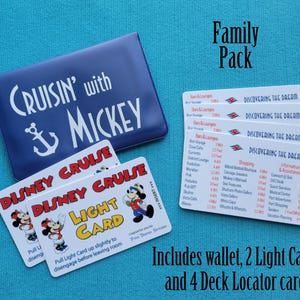 Puede incluir: Una cartera azul con el texto "Cruisin' with Mickey" y un ancla. La cartera es parte de un paquete familiar de Disney Cruise que incluye dos tarjetas de luz y cuatro tarjetas de localizaci&oacute;n de cubierta. Las tarjetas de localizaci&oacute;n de cubierta son blancas con texto azul y el logotipo de un barco de crucero de Disney.