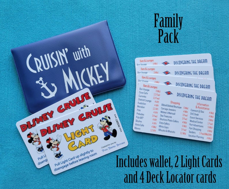 Puede incluir: Una cartera azul con el texto "Cruisin' with Mickey" y un ancla. La cartera es parte de un paquete familiar de Disney Cruise que incluye dos tarjetas de luz y cuatro tarjetas de localizaci&oacute;n de cubierta. Las tarjetas de localizaci&oacute;n de cubierta son blancas con texto azul y el logotipo de un barco de crucero de Disney.