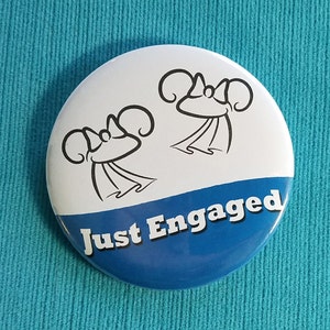 Botón de orejas de recién comprometidas - Dos novias - Señora y señora - Compromiso gay - Crucero de Disney - Disney World - Disneyland - Imán de celebración