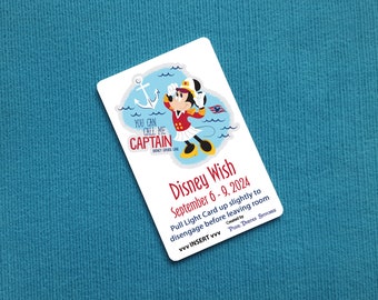 Könnte beinhalten: Eine weiße Karte mit einem Cartoon-Bild von Mickey Mouse, der als Kapitän verkleidet ist. Auf der Karte steht "Disney Wish September 6-9, 2024 Ziehen Sie die Lichtkarte leicht nach oben, um sie zu lösen, bevor Sie den Raum verlassen vvv INSERT vvv Erstellt von Park-Derived Services"