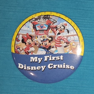 Crucero Disney - "Mi primer crucero Disney" - Imán de celebración para puerta - Pin de celebración - Mickey y su pandilla de marineros - con o sin año