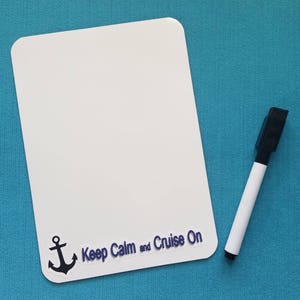 Tableau mémo de la taille d'une porte de croisière Tableau blanc Tableau effaçable à sec de 5 po x 7 po Gardez votre calme et naviguez Centre de notes magnétique de porte Cadeau de croisière image 1