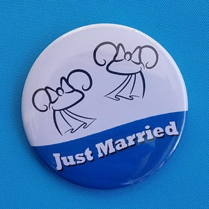 Botón con orejas de recién casados - Dos novias - Señora y señora - Boda gay - Crucero de Disney - Disney World - Disneyland - Botón de celebración - Imán