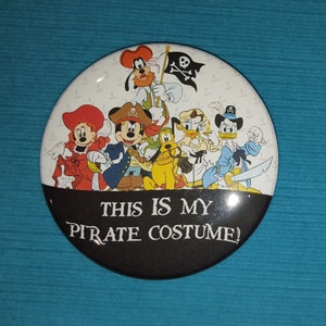 Noche de piratas en crucero de Disney: "¡Éste ES mi disfraz de pirata!" - Botón de celebración - Pin de celebración - Mickey & Gang Pirates