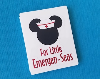 Könnte beinhalten: Weiße Karte mit einem Schwarzweiß-Cartoon-Bild von Mickey Mouse, der einen roten Kreuz-Krankenpflegerhut trägt. Der Text "For Little Emergen-Seas" ist in Rot auf der Karte geschrieben.