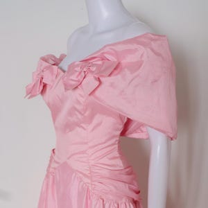 Jaren 80 vintage poederroze galajurk off-shoulder met strikken staande mouwen getailleerd getailleerde prinses taille volledige rok jurk maat 0