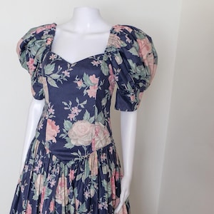Robe de bal corsage ajusté en coton entièrement floral des années 1980, manches bouffantes, manches courtes à revers crinoline sous la taille de 27 - 28"