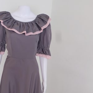 Robe de bal grise et rose vintage des années 1980 ajustée corsage sur les épaules manches à volants jupe semi-évasée à volants ourlet asymétrique avec noeud