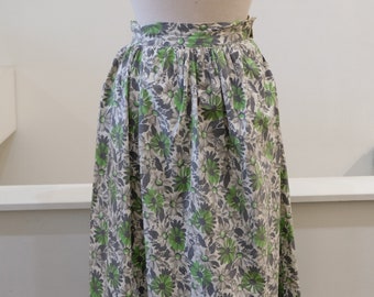 1940's Vintage Cotton Daisy Green, White and Gray Floral Skirt 26" Waist Modern 2-4 Super Cute Fun Print for a picnic or promenade