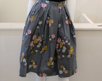 1950's Vintage Novelty Print Cotton Full Pleated Skirt with Floral Theme on Gray 23" waist XXS Gray with Cutesy  Flowers in Pink Blue Yellow