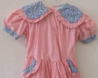 1940's Vintage Girls Pink Cotton Dress Round Flat Collar Ruffle Trim Pockets Short Puff Sleeves Blue White Fabric Band size S