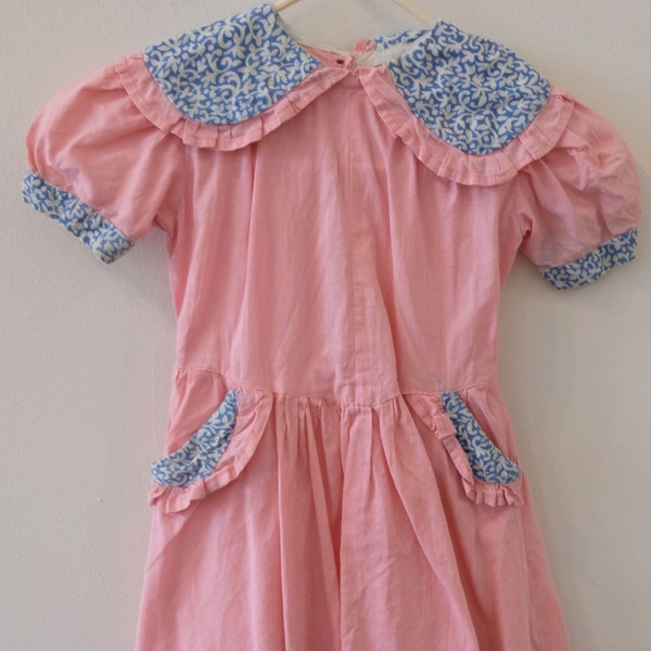 1940's Vintage Girls Pink Cotton Dress Round Flat Collar Ruffle Trim Pockets Short Puff Sleeves Blue White Fabric Band size S